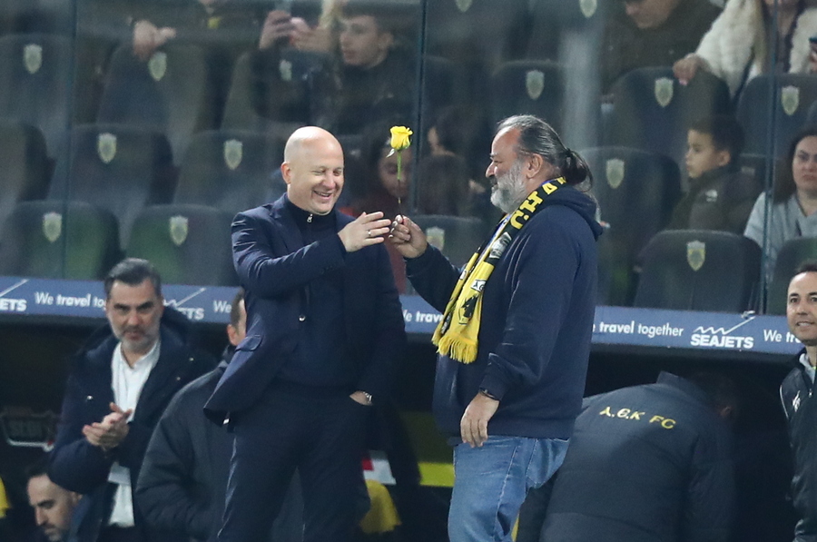 Επική στιγμή: Ο Ηλιόπουλος έδωσε στον Νίκολιτς ένα κίτρινο τριαντάφυλλο! (pics)