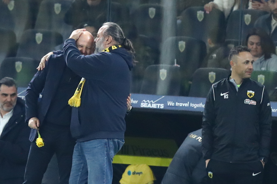 Επική στιγμή: Ο Ηλιόπουλος έδωσε στον Νίκολιτς ένα κίτρινο τριαντάφυλλο! (pics)