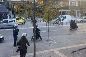 Επεισόδια και συλλήψεις έξω από το δικαστήρια πριν το εφετείο για την δολοφονία Καμπανού (video)