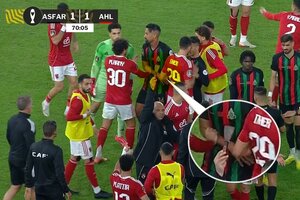 Σοκ στο Τσάμπιονς Λιγκ της Αφρικής: Ο Αιγύπτιος παίκτης δέχθηκε επίθεση με μαχαίρι την ώρα του αγώνα (video)