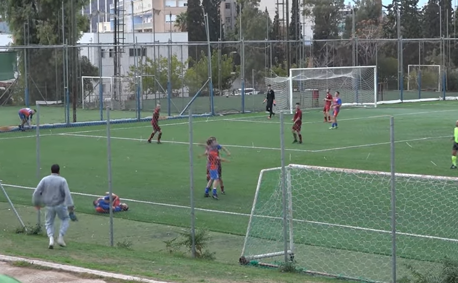 Χαμός σε αγώνα τοπικού της Αθήνας: Ποδοσφαιριστής σώριασε αντίπαλό του με μπουνιά! (video)