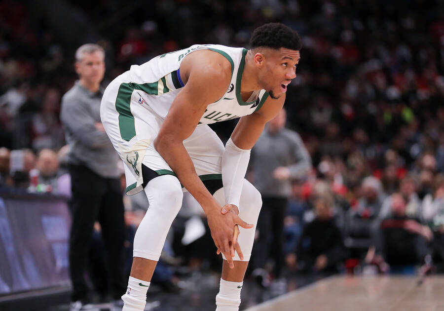 Η αγκαλιά του Θανάση στον «απαρηγόρητο» Γιάννη Αντετοκούνμπο (vid)