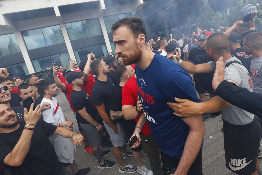 Ολυμπιακός - Παναθηναϊκός: Οι φίλοι των Πειραιωτών αποθέωσαν την ομάδα τους (photos)
