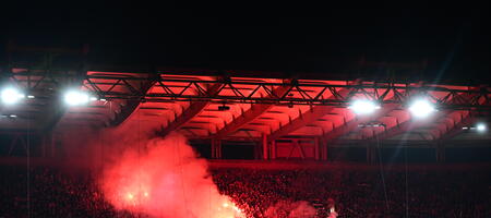 «Ματώστε τη φανέλα»: Οπαδοί του Ολυμπιακού στην προπόνηση και... ντόπες ενόψει του ντέρμπι «αιωνίων»