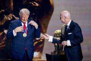 Ο Ντόναλντ Τραμπ παρέλαβε το πρώτο βραβείο ειρήνης της FIFA
