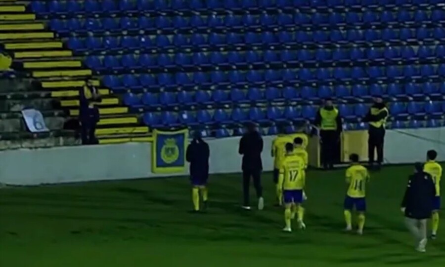 Απίθανη στιγμή: Οι παίκτες της Αρούκα ευχαρίστησαν τον μοναδικό οπαδό που ακολούθησε την ομάδα στον εκτός έδρας αγώνα με την Σάντα Κλάρα (video)