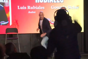 Απίθανο σκηνικό στην Ισπανία: Ο Ρουμπιάλες δέχθηκε επίθεση με αυγά στην παρουσίαση του βιβλίου του! (video)