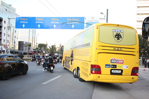 ΑΕΚ: Μέχρι το Φάληρο συνόδευσαν την «κιτρινόμαυρη» αποστολή οι οπαδοί της Ένωσης!