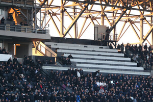 Ελεύθεροι οι οχτώ οπαδοί του ΠΑΟΚ για τα επεισόδια στα δημοσιογραφικά της Τούμπας – Αναβλήθηκε η δίκη