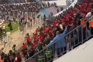 Σκηνές χάους σε αγώνα στο Μαρόκο: Το γήπεδο μετετράπη σε... πεδίο μάχης! (video)