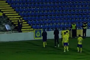 Απίθανη στιγμή: Οι παίκτες της Αρούκα ευχαρίστησαν τον μοναδικό οπαδό που ακολούθησε την ομάδα στον εκτός έδρας αγώνα με την Σάντα Κλάρα (video)