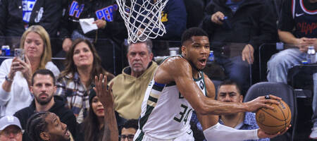 «Συναγερμός» με Αντετοκούνμπο στους Μπακς - Αποχώρησε τραυματίας από το παιχνίδι με τους Καβαλίερς